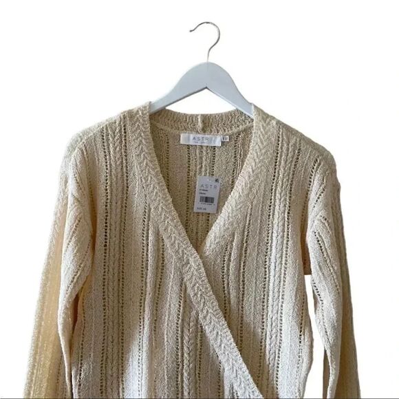 ASTR Faux Wrap V-neck Pointelle Knit Pullover Sweater in Beige Cream SZ XS - Picture 5 of 15